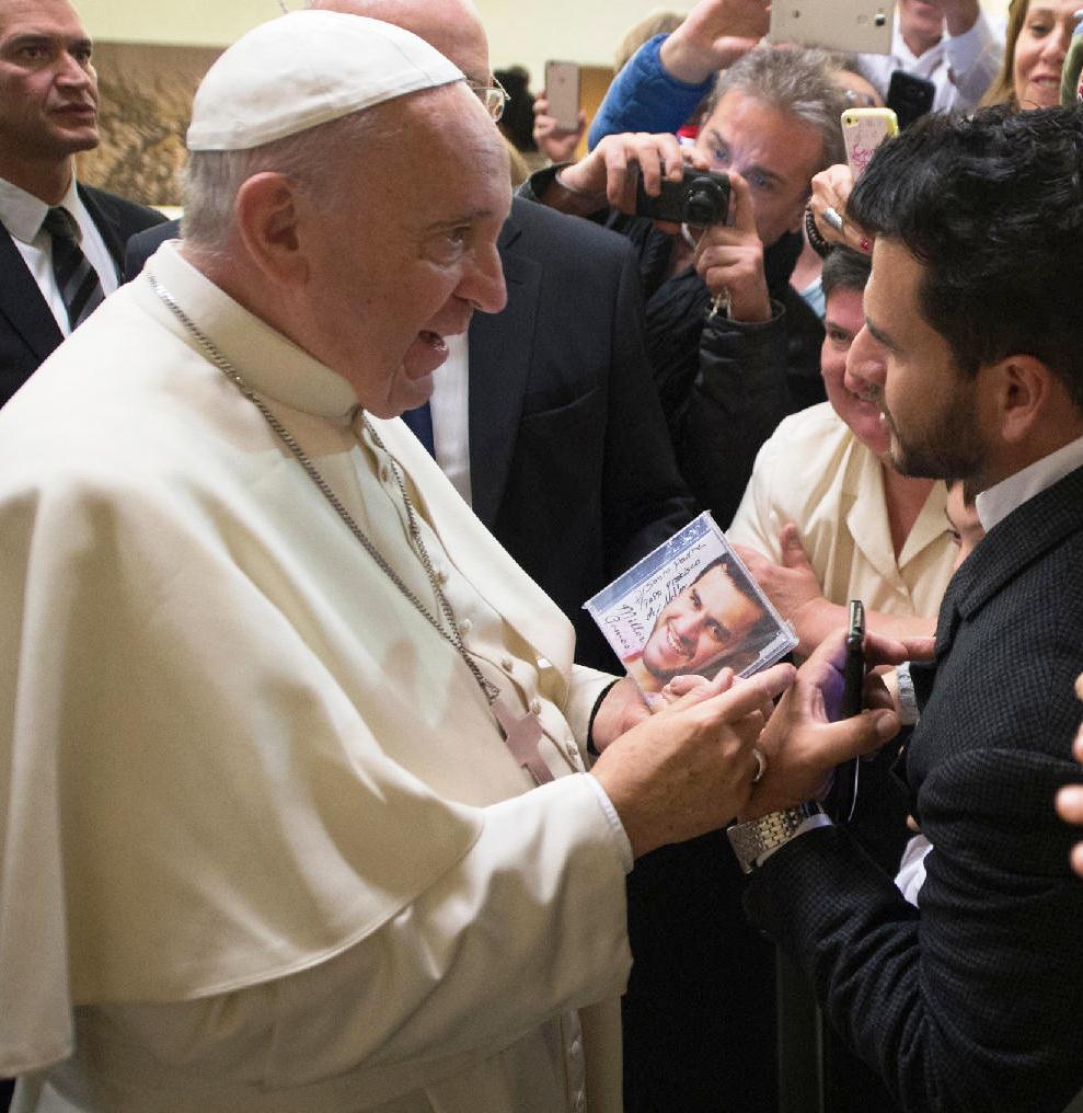 Papa Francisco recebendo um CD do presidente fundador da CAV