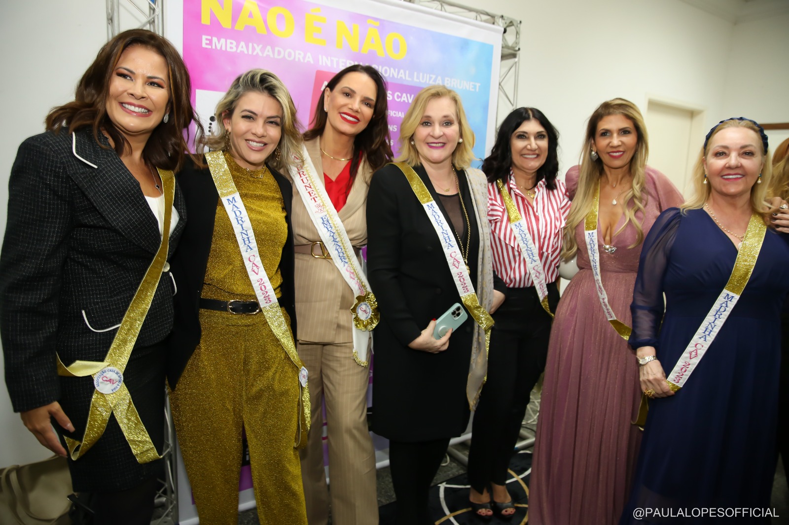 Madrinhas da CAV com faixas douradas no evento Não é Não