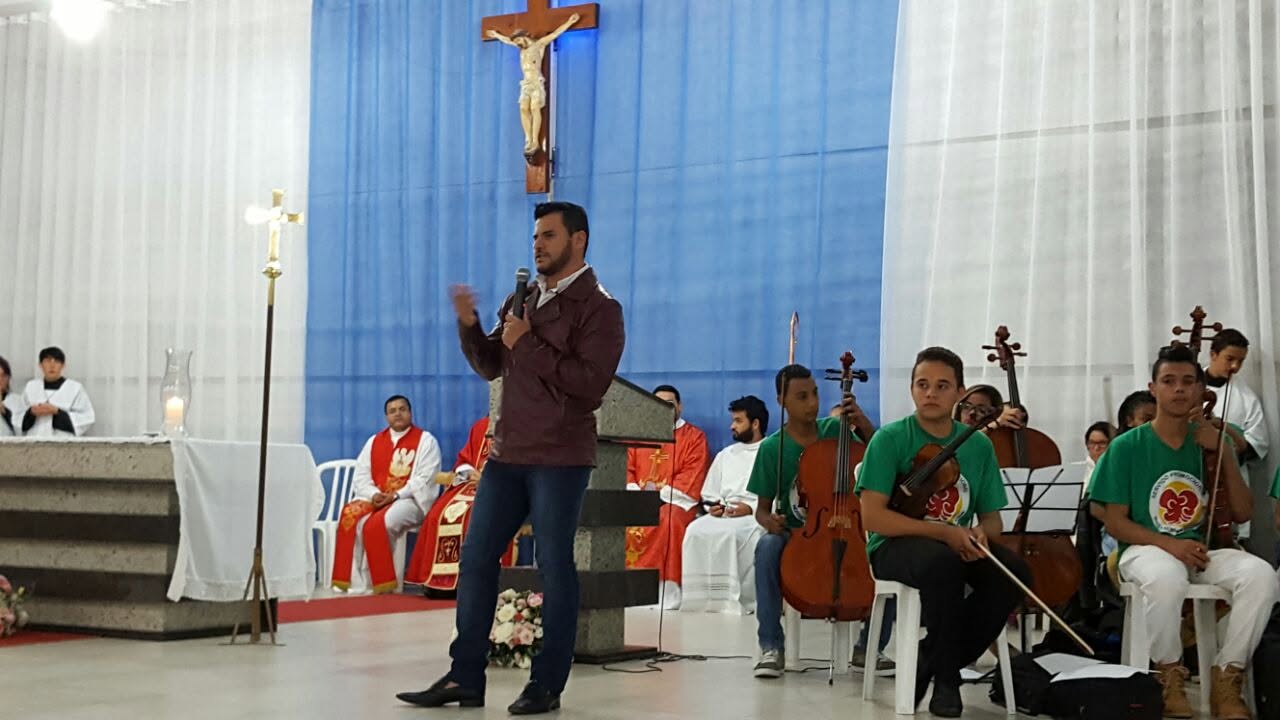 Presidente fundador da CAV falando ao microfone durante celebração