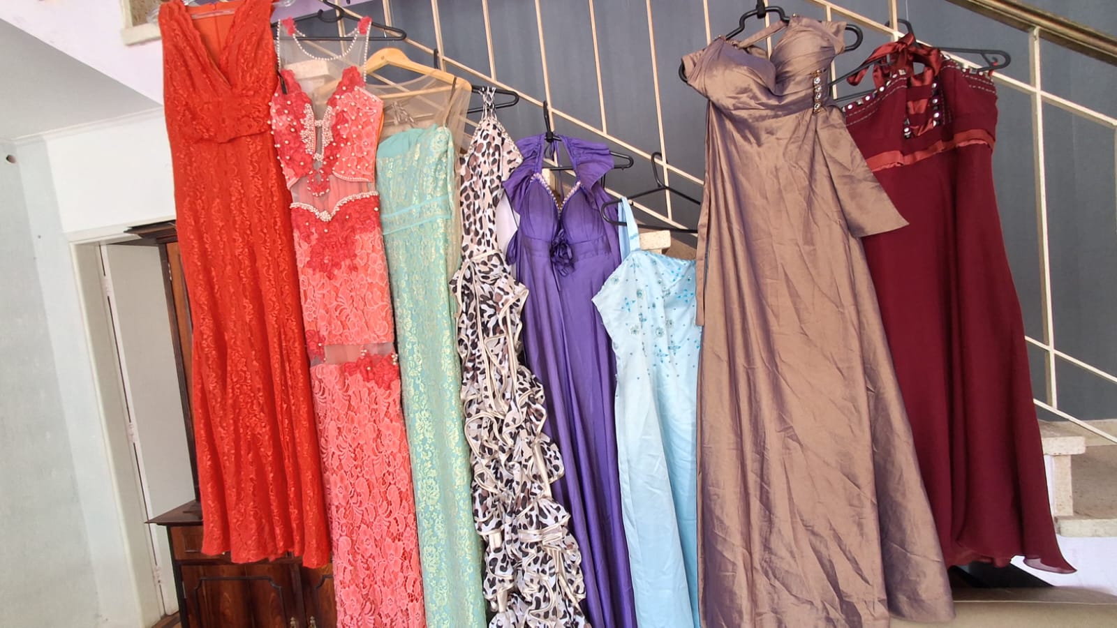 Vestidos de festa doados pendurados em cabides